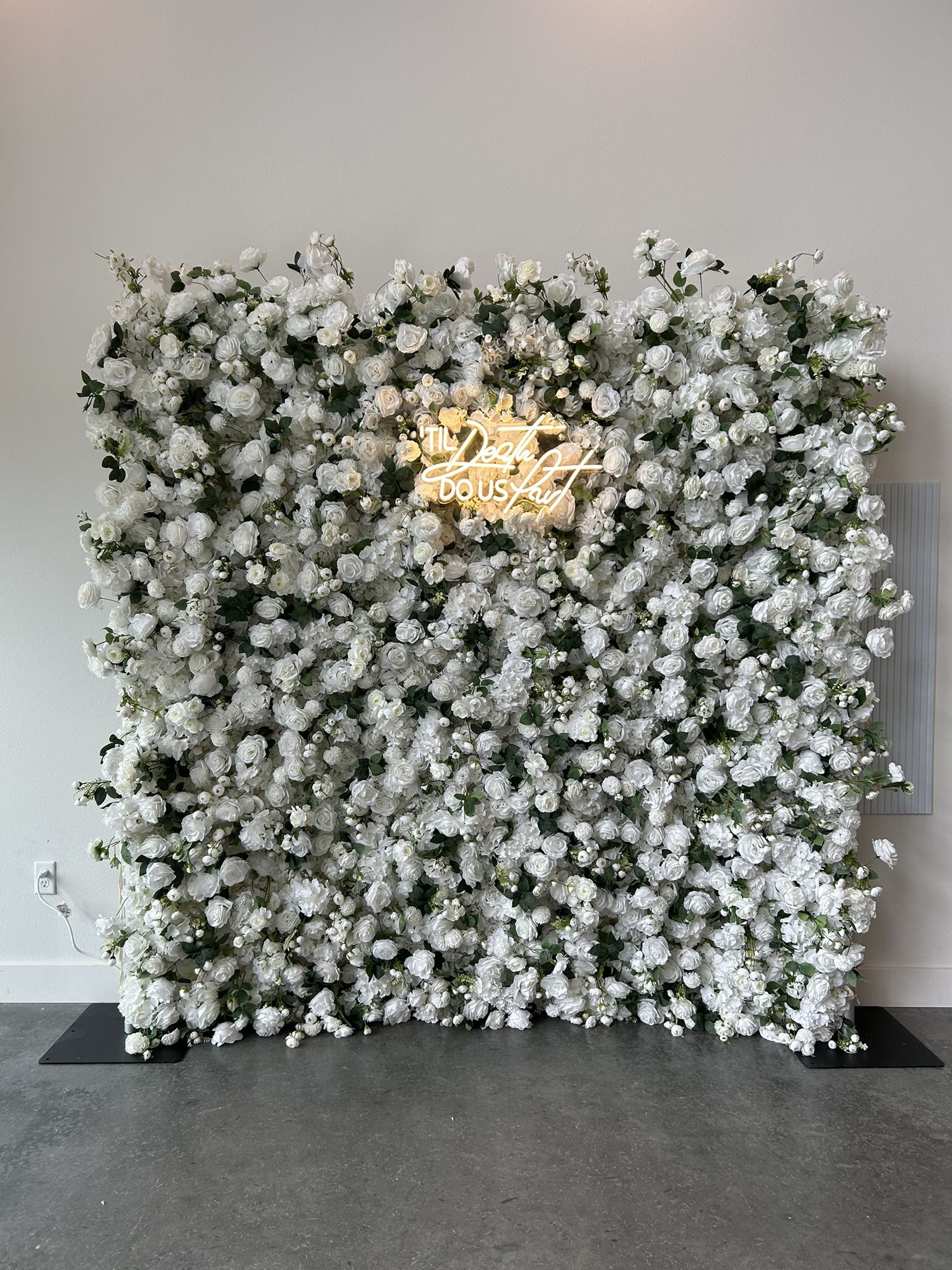 Flower Wall + 4 Neon Signs + Transport Bag – Event Bundle!