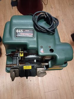 Ilco 045 manual key cutting machine