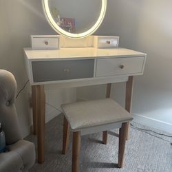 Make Up Stand With Mirror Lighted Up