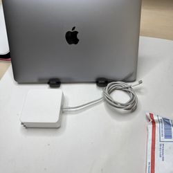 MacBook Air A2179 13.3” – 1.1GHz i5 / 8GB / 256GB SSD – macOS 15.5 – 139 Battery Cycles + 