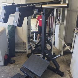 Titan Leverage Squat 