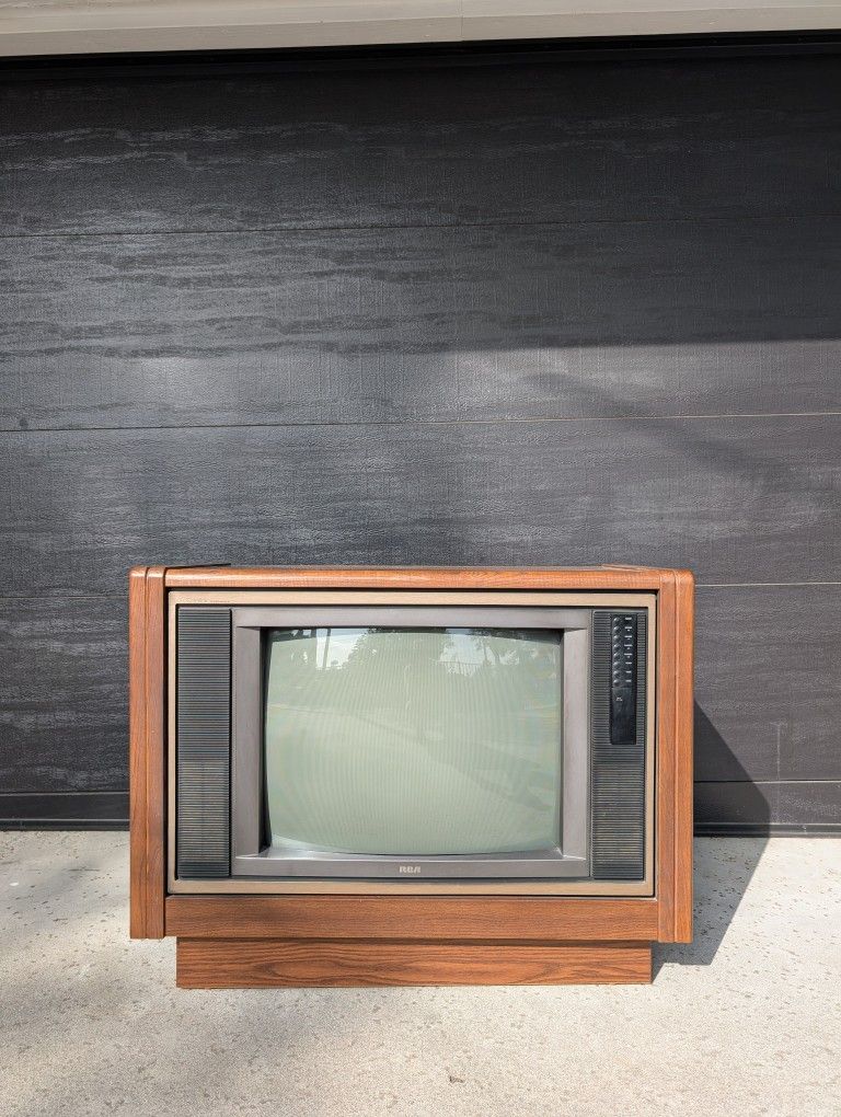 Awesome Vintage 90's RCA TV Works Great