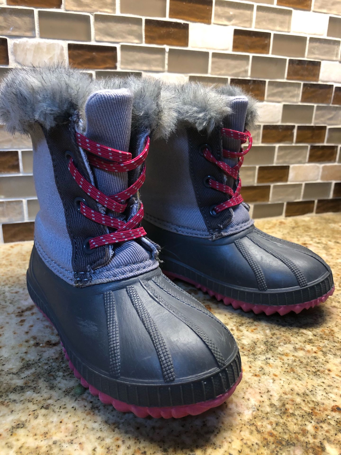 Girls Old Navy snow boots.  Size 9.  Insulated and Faux fur lined.