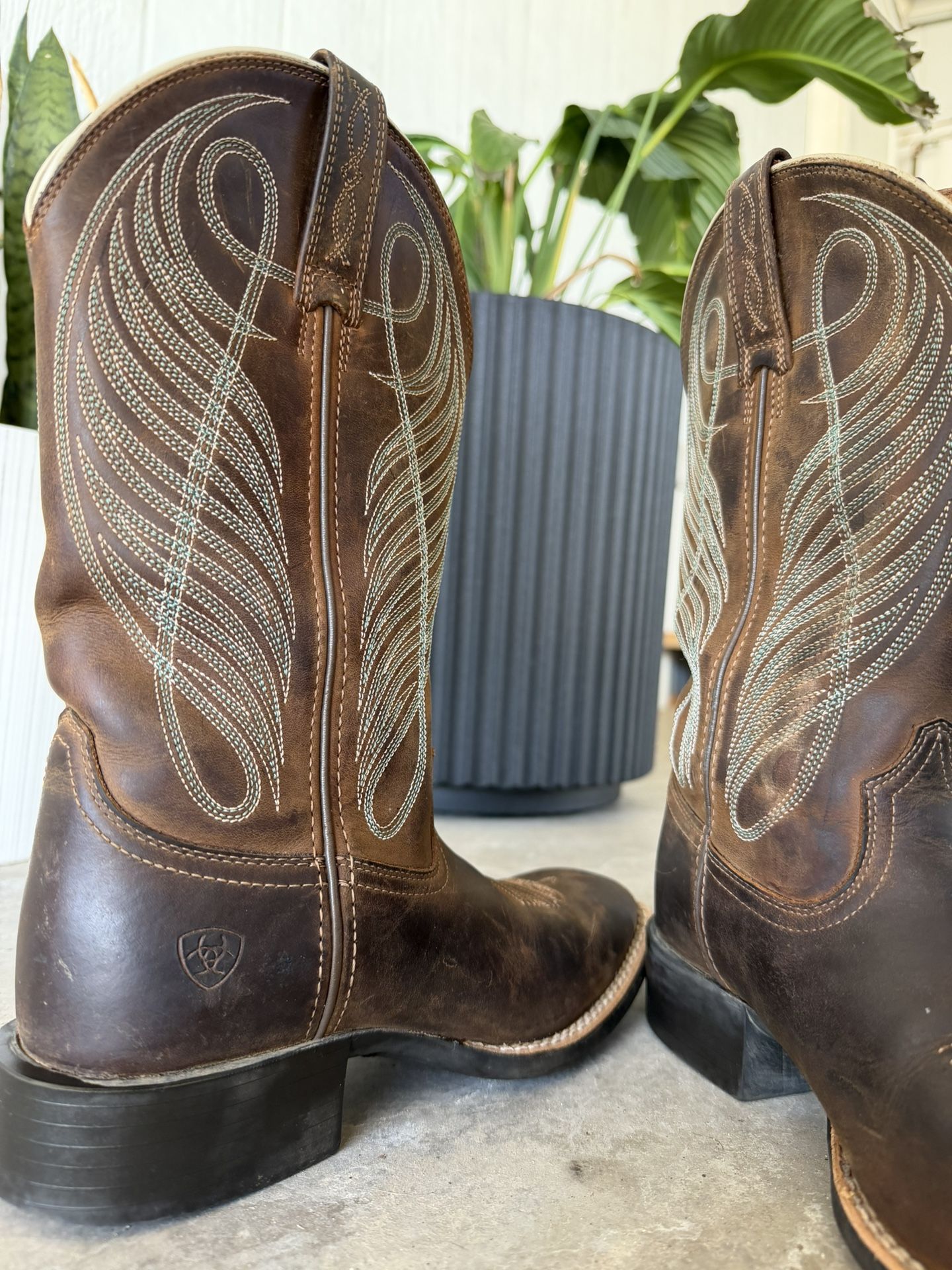 Ariat Cowgirl Boots size 6.5