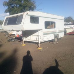 1982  Layton 19 Ft 5th Wheel