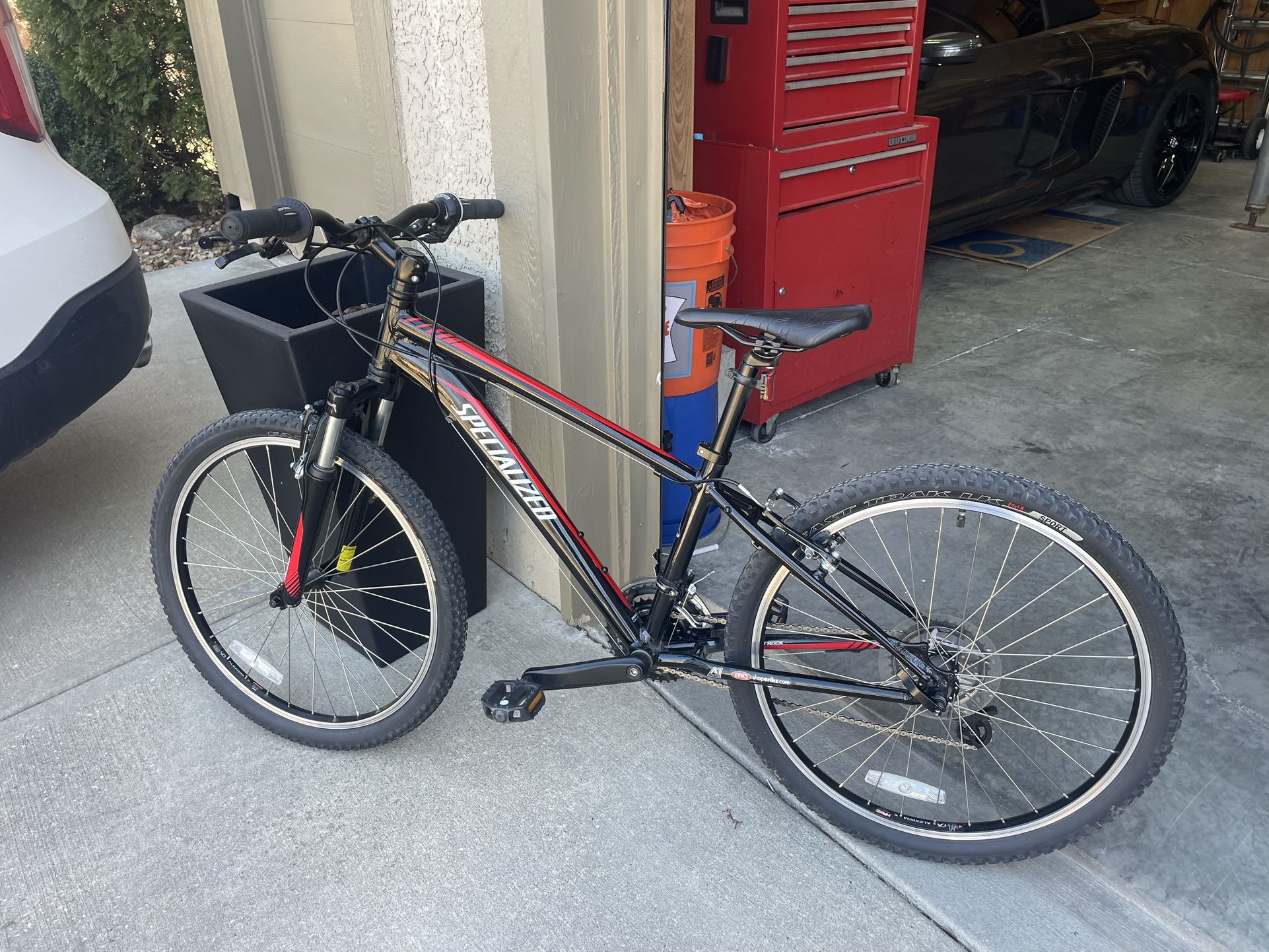 Specialized Hotrock 24 8-speed Suspension Youth Bike (Barely used)