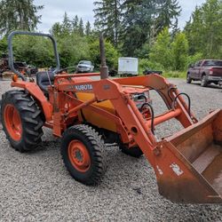 Kubota L2550 Tractor with Loader and Blade