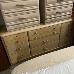 2 small dresses with two drawers. 1 bigdresses with 9 drawers. Free