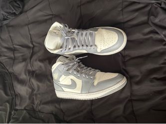 Air Jordan 1 Mid 'Stealth'