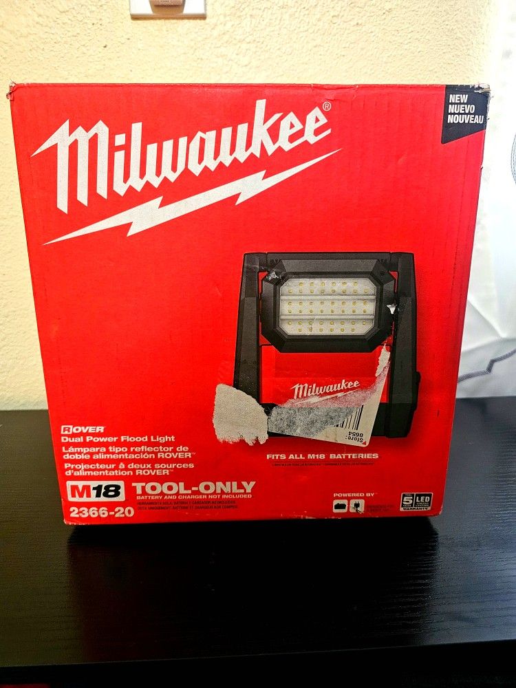 MILWAUKEE M18 ROVER DUAL POWER FLOOD LIGHT 4,000 LUMENS