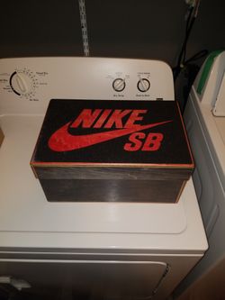 Nike Sb Dunk Chicago Bulls' Wooden Shoe Box With Actual Chicago Bulls Stadium Floor Piece From 1987 To 1994