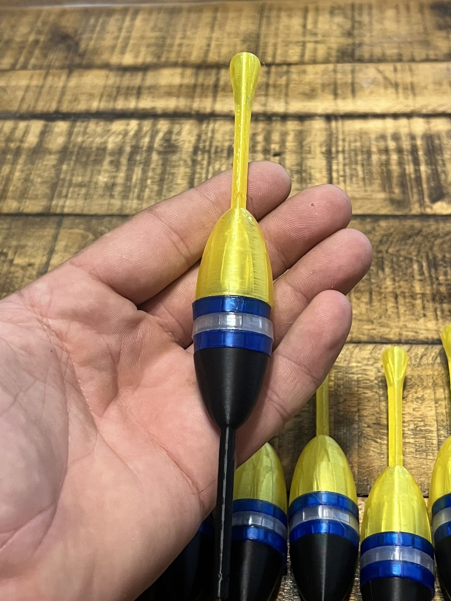 8 colorful fishing floats for fishing
