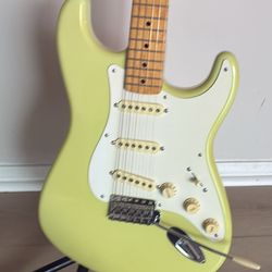 2015 fender limited edition classic series 50’s Stratocaster guitar apple green.