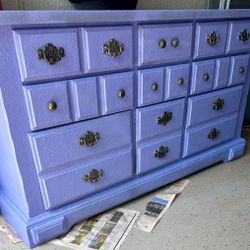 
STUNNING LILAC 12 DRAWER DRESSER
This stylish one-of-a-kind dresser will add charm to any home