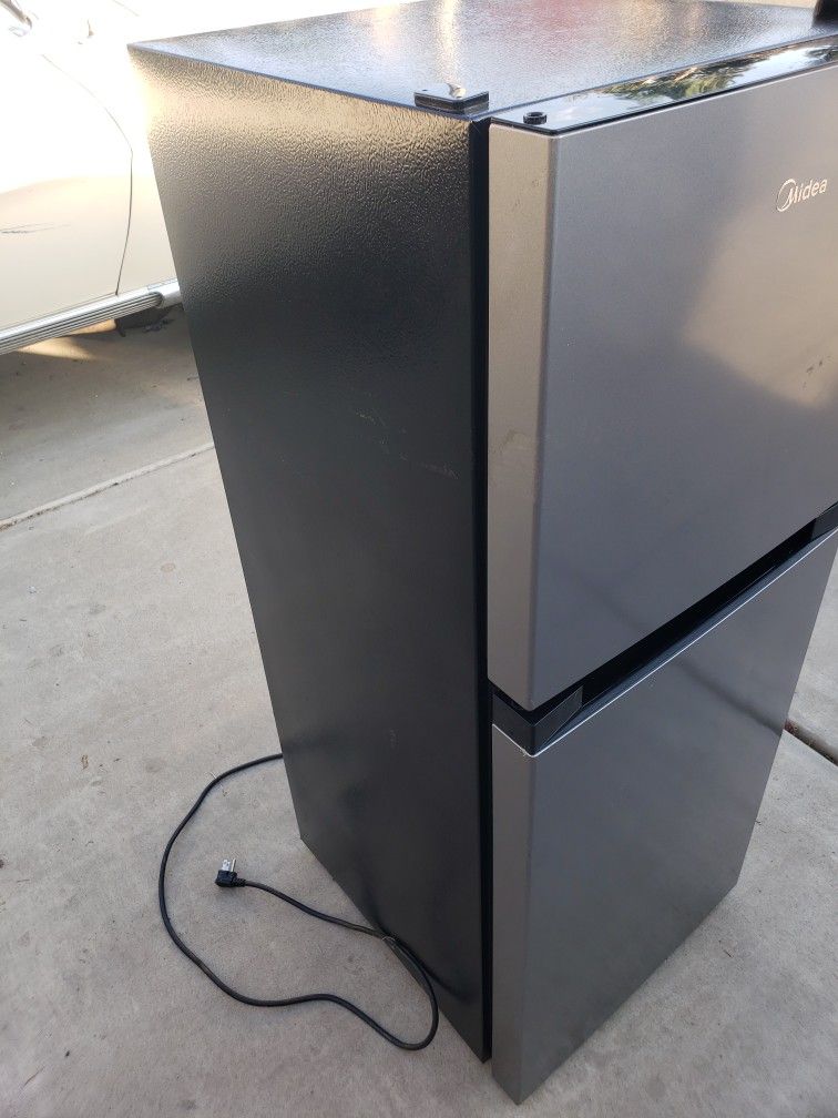 4.5 CU Mini Fridge Largest Midea Before Fullsize 150 FIRM NO LESS for Sale in Visalia, CA OfferUp
