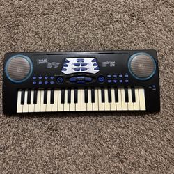 First Act Discovery  37 Keys Digital Keyboard  Battery And Charger 