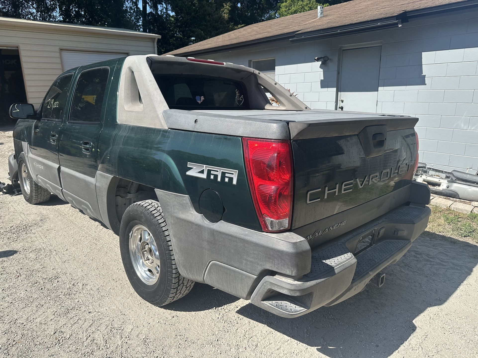 2003 Chevrolet Avalanche Parting Out (parts)