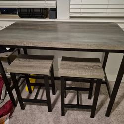 Breakfast Table With 4 Stools
