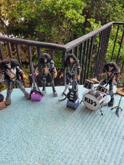 Kizz Psycho Circus Tour Figures
