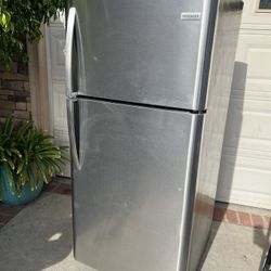 Frigidaire Apartment Size Refrigerator 