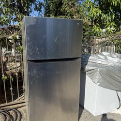 Lg Refrigerator Like New🕊️