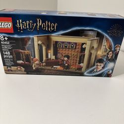 LEGO Harry Potter: Hogwarts Gryffindor Dorms (40452)  *RETIRED*