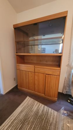 Mid-Century Modern Oak Lighted Display Collectible Hutch / China Cabinet – Excellent Condition