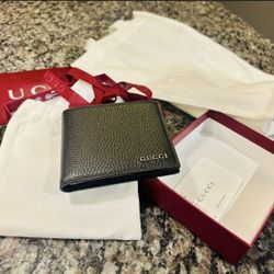 gucci mens bi fold black leather wallet new w authentic card $400 or trade for smaller LV or gucci wallet