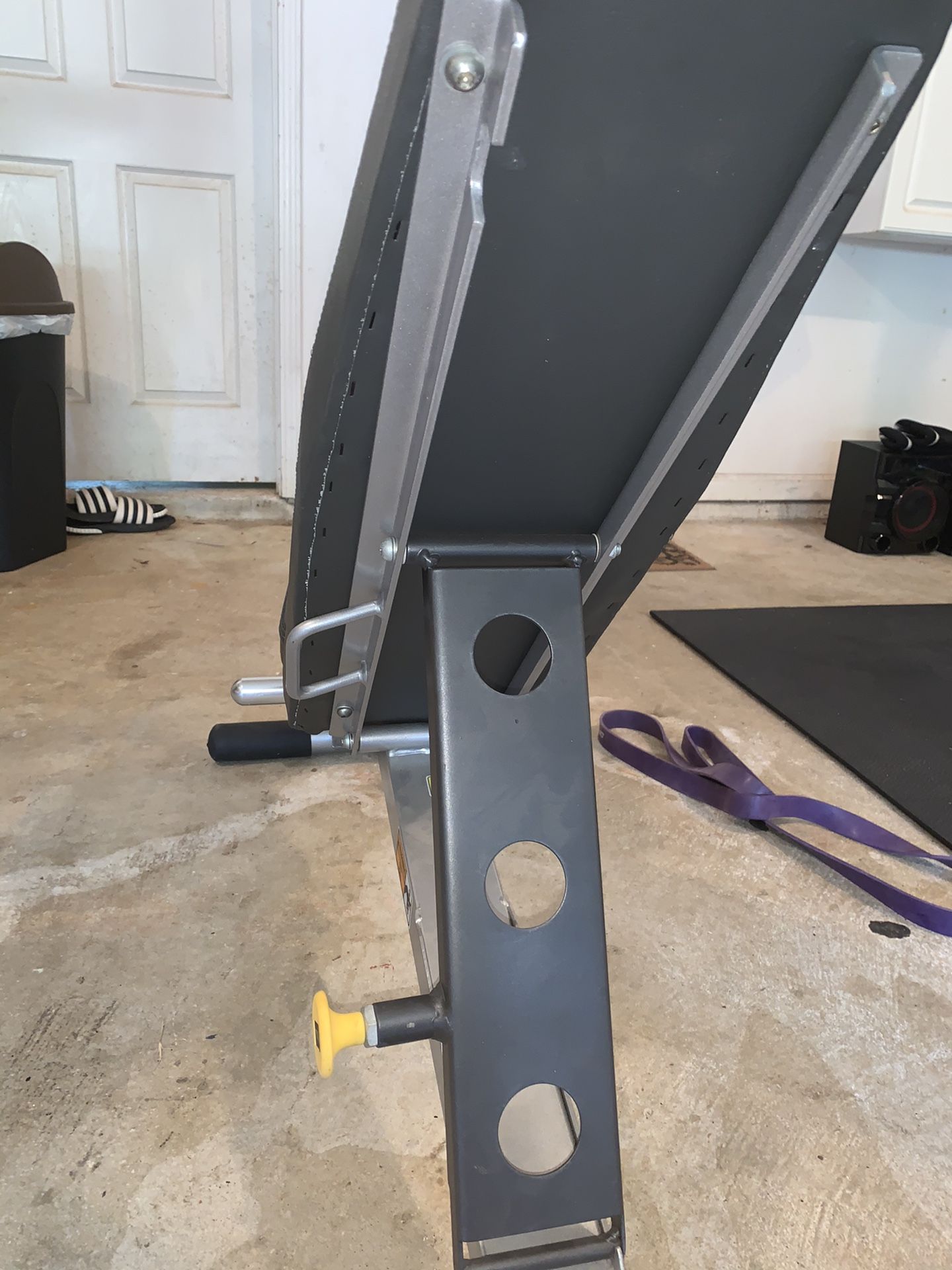 Hoist adjustable bench for lifting