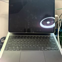 iPad Pro M4 13 Inch 512GB With Magic keyboard 
