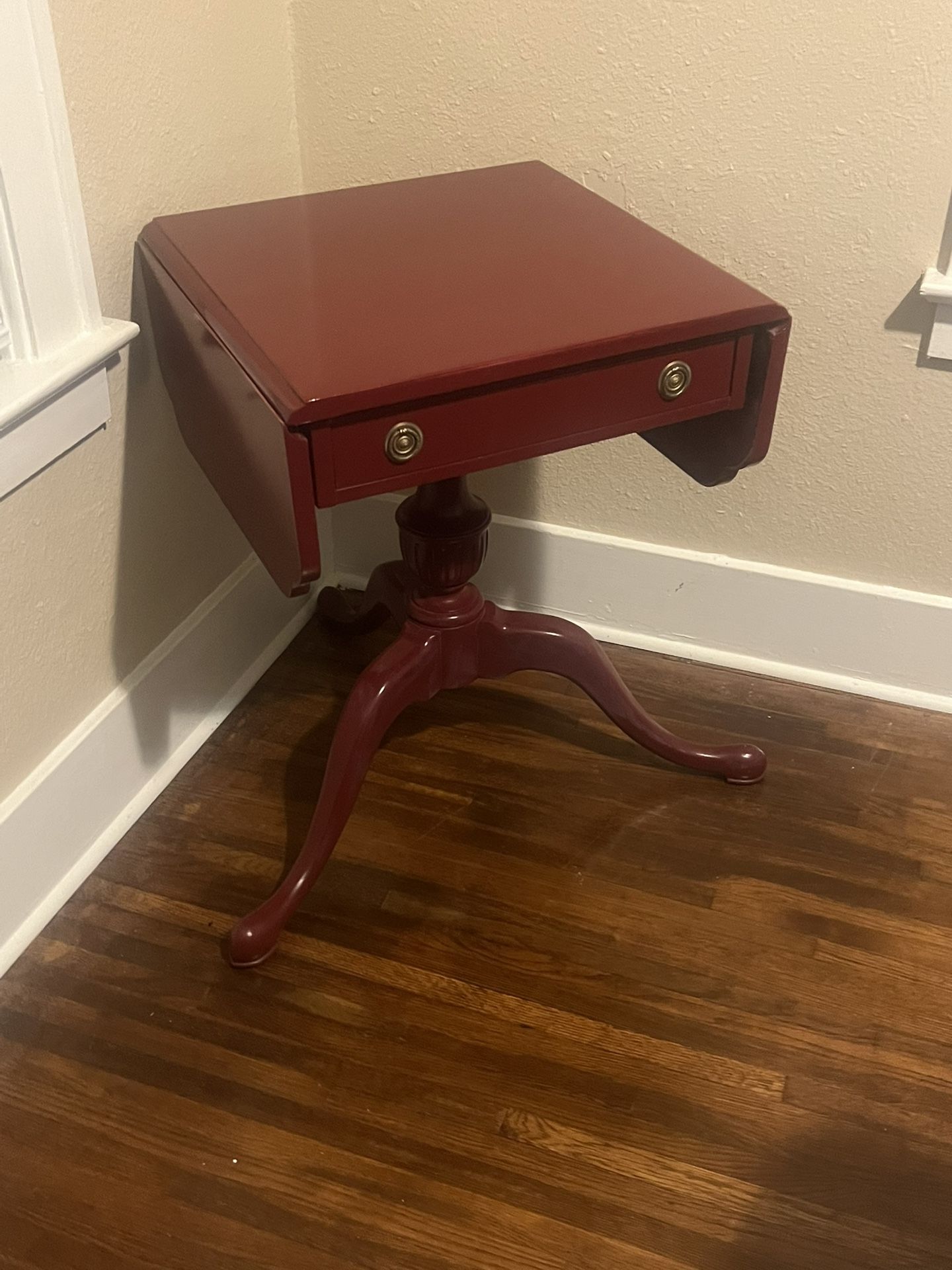 Small leaf dropping table with small draw