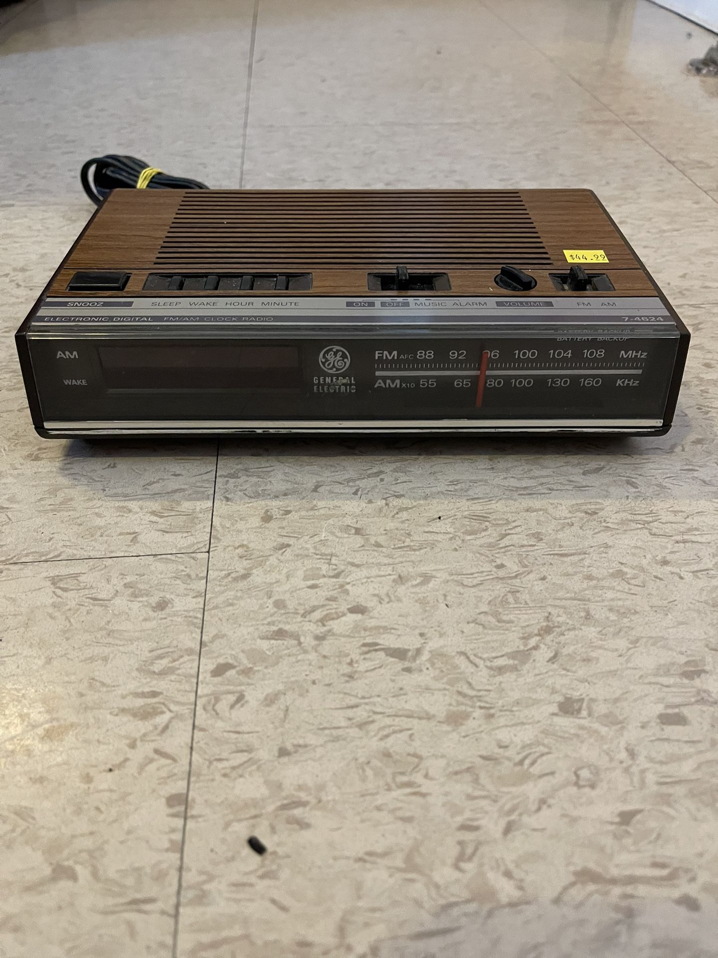General Electric vintage Wood Clock Radio AM/FM (7-4224B)