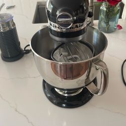 KitchenAid Stand Mixer – Excellent Condition