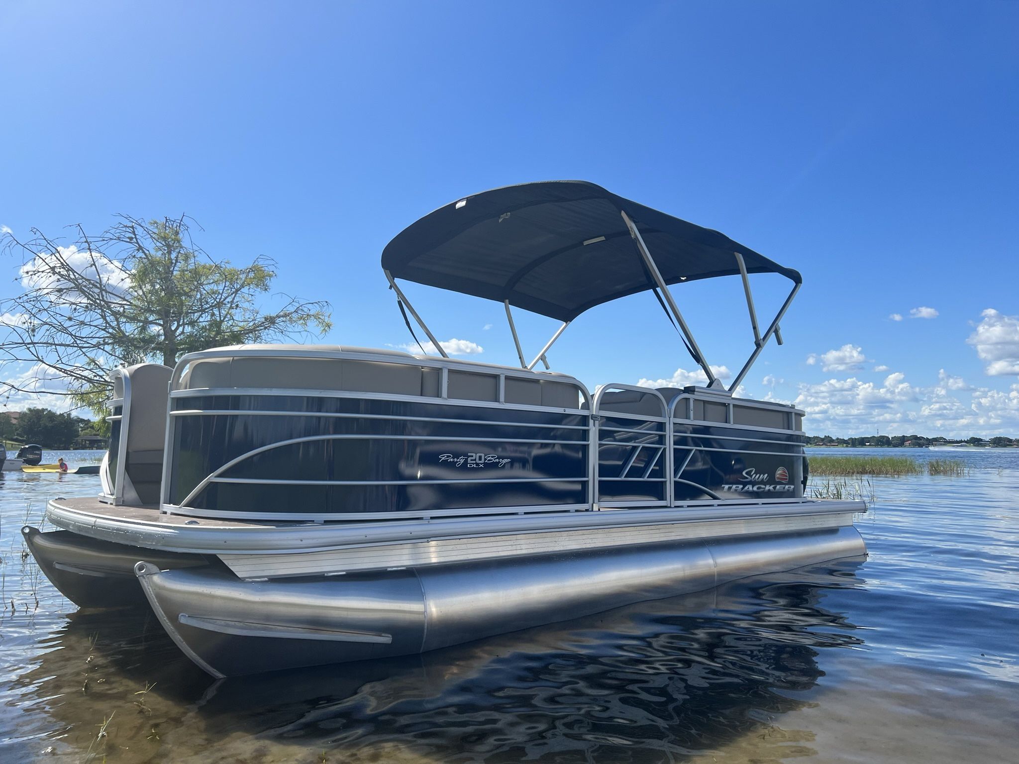 2022 Suntracker Party Barge 22dlx