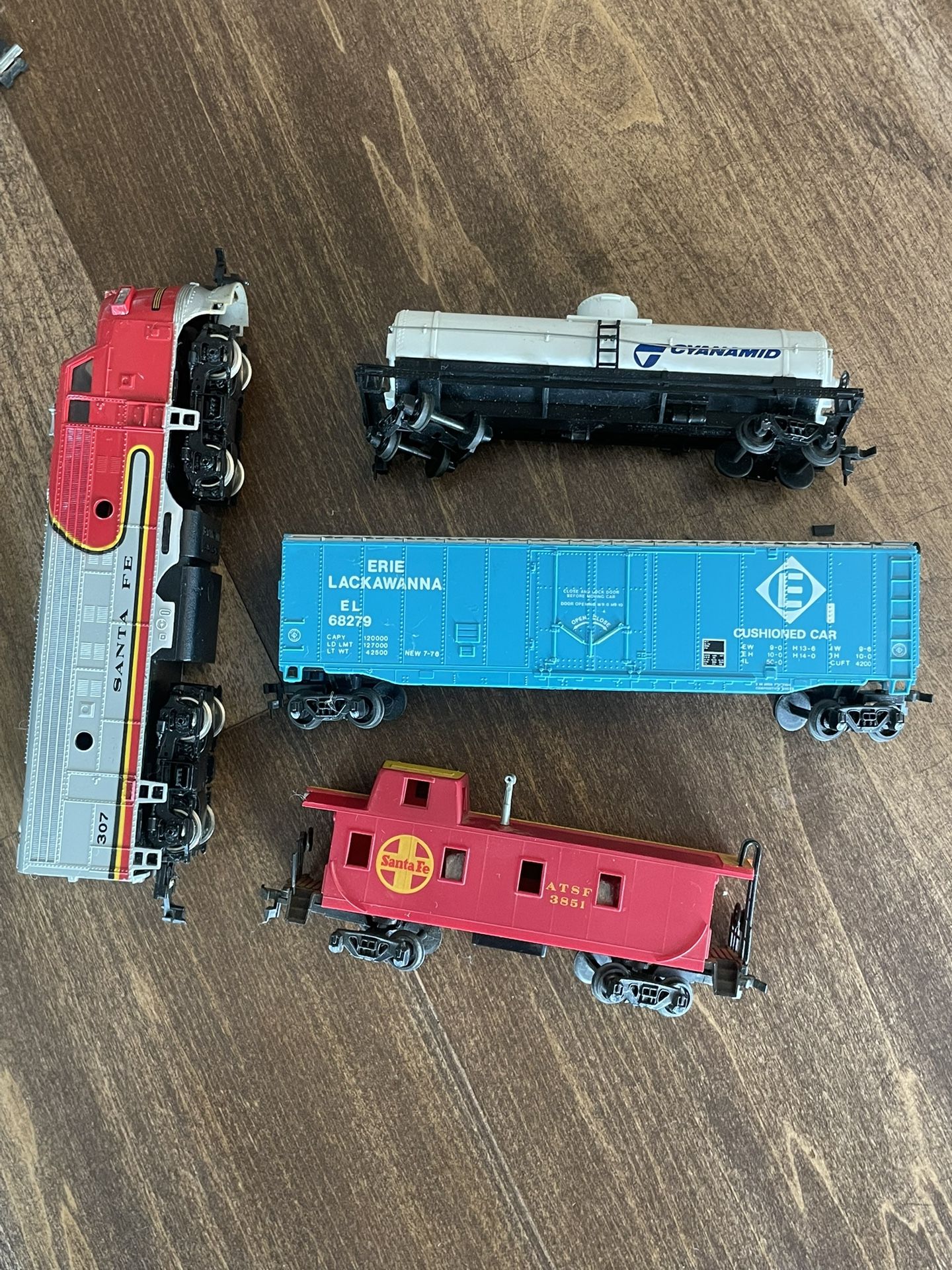 Excellent Condition Bachmann Train Set (4 Cars ) , Tracks And Buildings