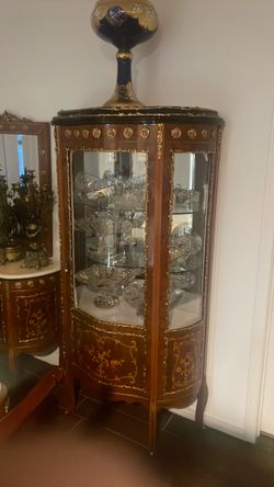 Very vintage Victorian French style display