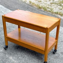 Solid Oak Rolling Media Table W/ Shelf-NEW COND.