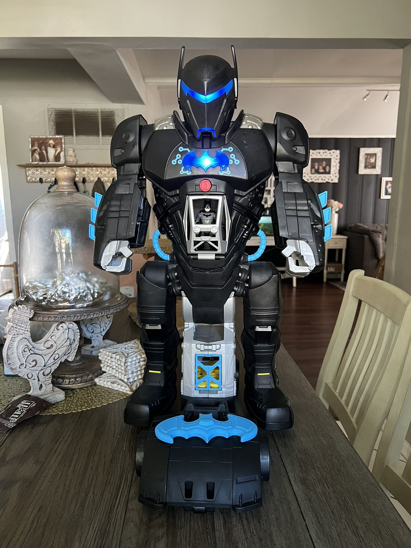 Imaginext DC Super Friends Batman Toy, 2-in-1 Robot & Playset with Lights Sounds plus Batman Figure and 10 Play Pieces, Bat-Tech Batbot