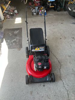 Yard Machines 21-inch walk-behind gas push lawn mower