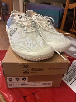 VivoBarefoot Brand New size 7