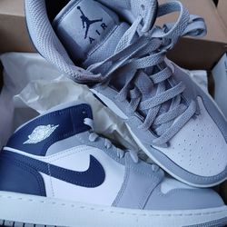 Air Jordan 1 Mid Georgetown Hoyas Edition
