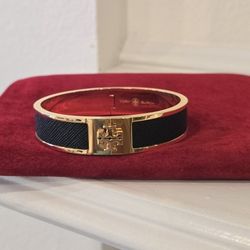 Brand New Black Tory Burch Kira Enamel Medium Hinged Bangle Bracelet with logo 18K-Gold-Plated