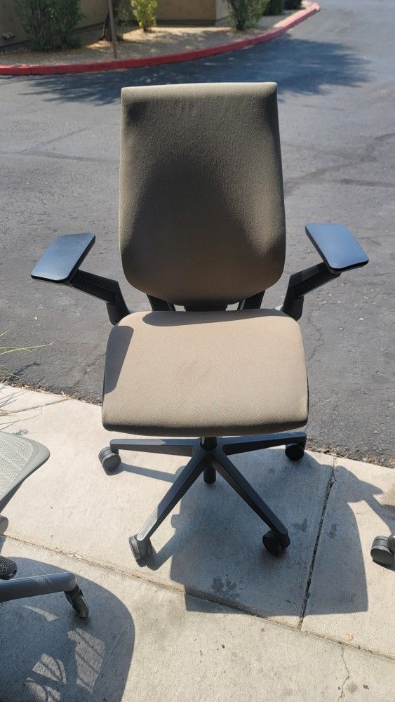 Steelcase Gesture Office Desk Gaming Chair