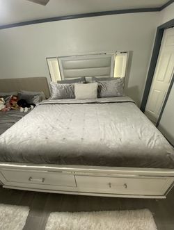 King Bed With Vanity Mirror & Dresser & 2 Night Stand