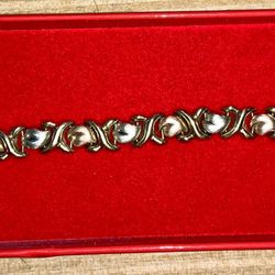 10K GOLD Hugs & Kisses Bracelet 7.5 Inches Long. 