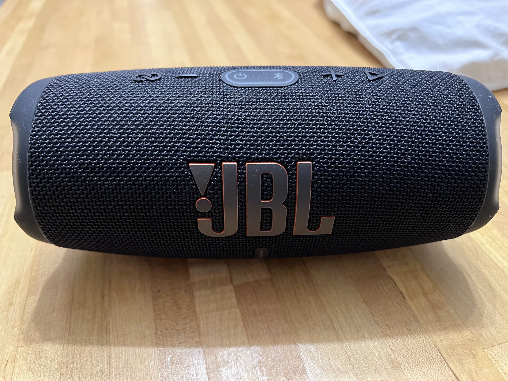 JBL Charge 5 black mint condition