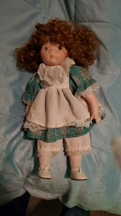 1990 Heritage Mint Ltd Porcelain Doll