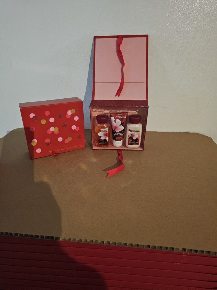 Trio set comprises of 3 oz lotion, 3oz shower gel and 2oz hand cream. Perfectly crafted in red colors to suit the Valentines Day celebration.