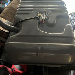 Gbody gas tank with fuel pump