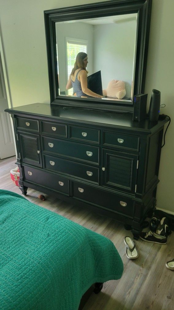 Broyhill Dresser With Mirror